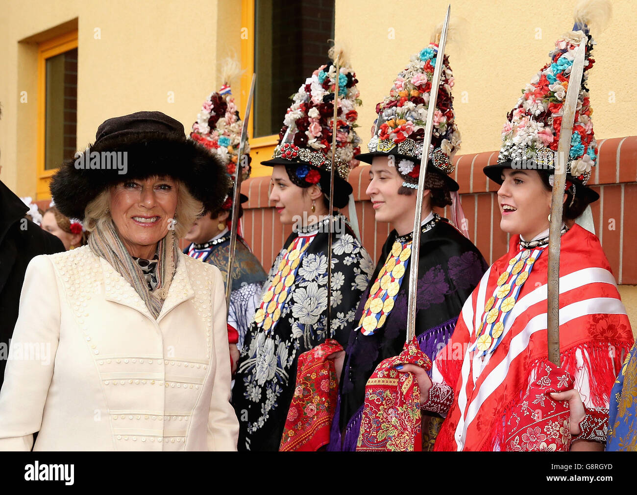 Die Herzogin von Cornwall trifft Frauen in traditioneller Kleidung, als sie das Dakovo Staatsgestüt in Osijek, Kroatien, am zweiten Tag ihrer Balkanreise mit dem Prinzen von Wales besucht. Stockfoto