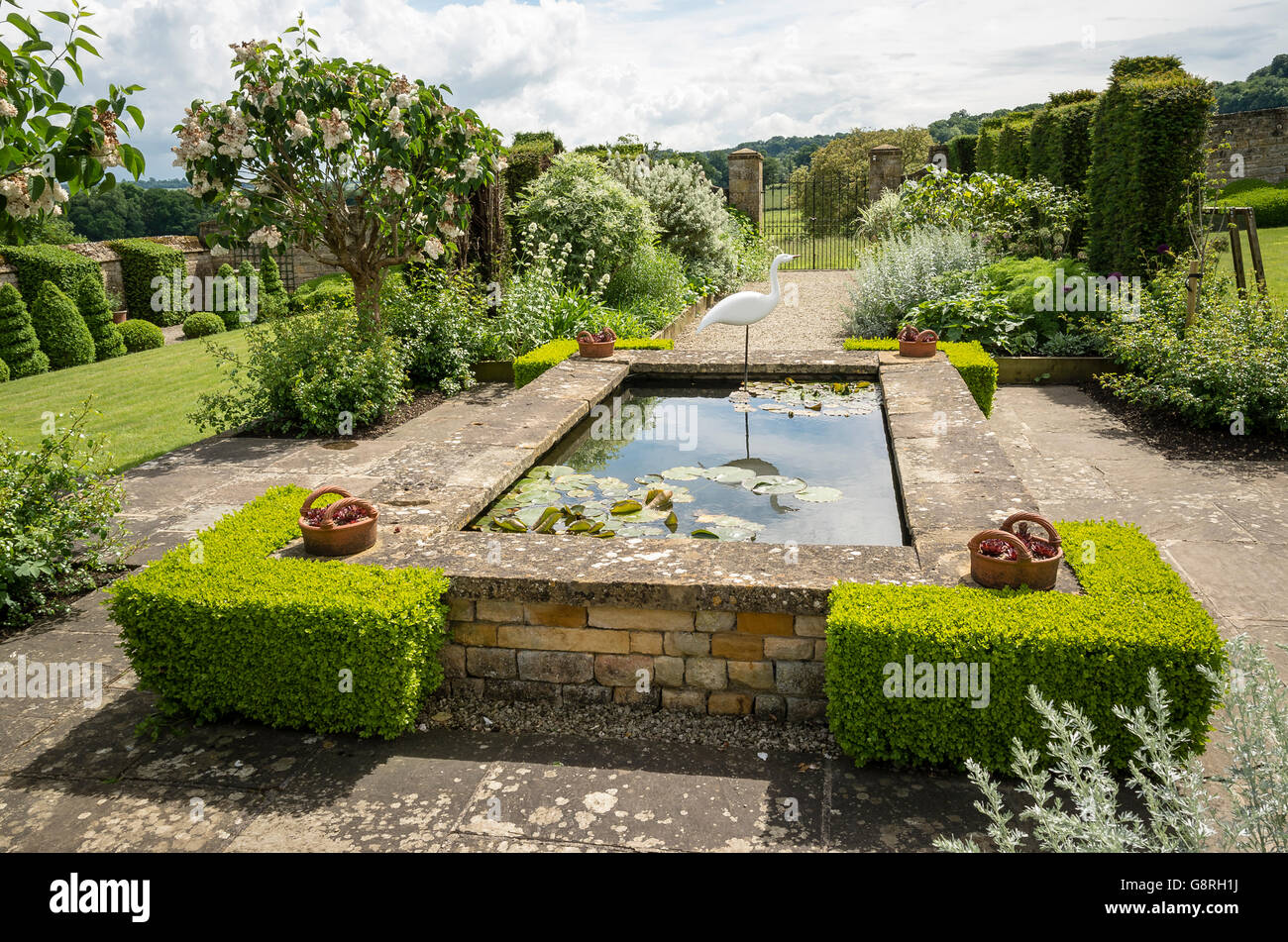 Dekorative Pool in Bourton House Garden in den Cotswolds Stockfoto