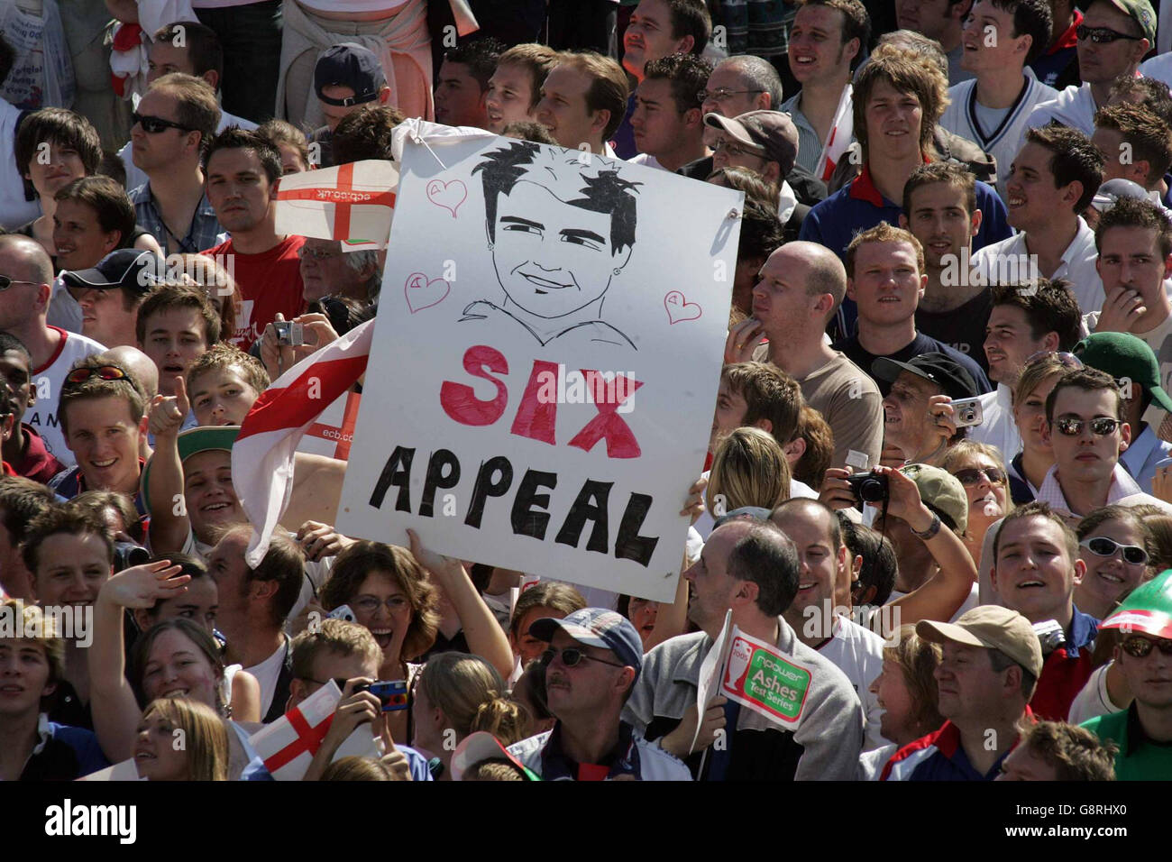 Englische Cricket-Fans zeigen ihre Unterstützung bei der Siegesparade der Ashes in London am Dienstag, den 13. September 2005. England gewann gestern die Asche zurück, nachdem es das letzte Testspiel gezogen hatte und die Serie mit 2:1 gewonnen hatte. DRÜCKEN SIE VERBANDSFOTO. Das Foto sollte lauten: Mark Richards/PA/NPA POOL/Daily Mail. Stockfoto