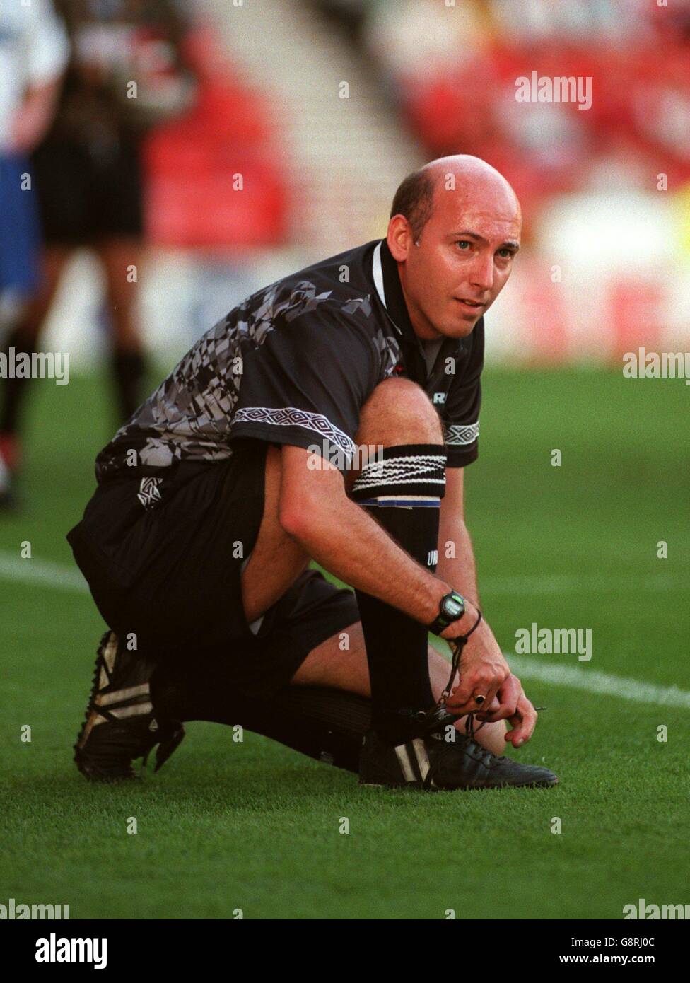 Fußball - Nationwide League Division One - Nottingham Forest / Tranmere Rovers. Schiedsrichter B. Knight bindet sein Schuhpanzer Stockfoto