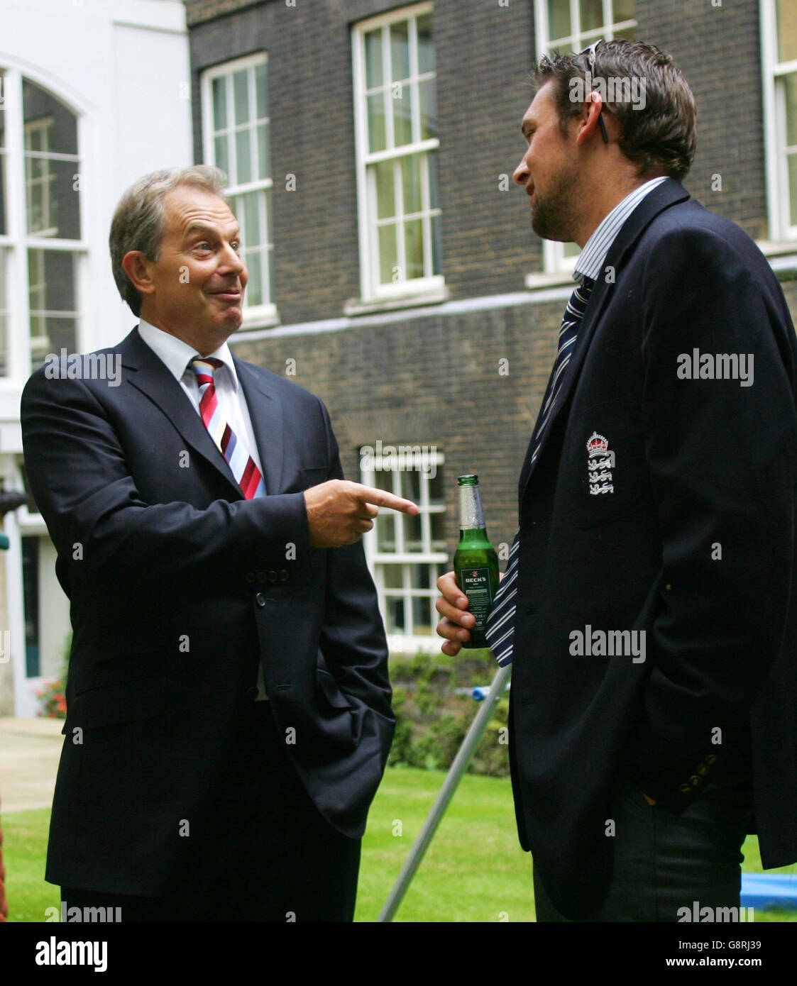Der britische Premierminister Tony Blair spricht am Dienstag, dem 13. September 2005, mit Engand-Cricketspieler Steve Harmion während eines Empfangs in der Downing Street im Zentrum von London zu Ehren des englischen Cricket-Teams, das Australien in einer Serie mit fünf Spielen besiegte, um die Asche zurückzugewinnen. Zehntausende englische Cricket-Fans säumten heute die Straßen Londons, um ihrem Team zu gratulieren, nachdem Englands erste Ashes fast zwei Jahrzehnte lang über Australien triumphiert hatte. Siehe PA Story SPORT Ashes. DRÜCKEN SIE VERBANDSFOTO. Das Foto sollte lauten: Mike Finn-Kelcey/PA/WPA Pool/Reuters Stockfoto