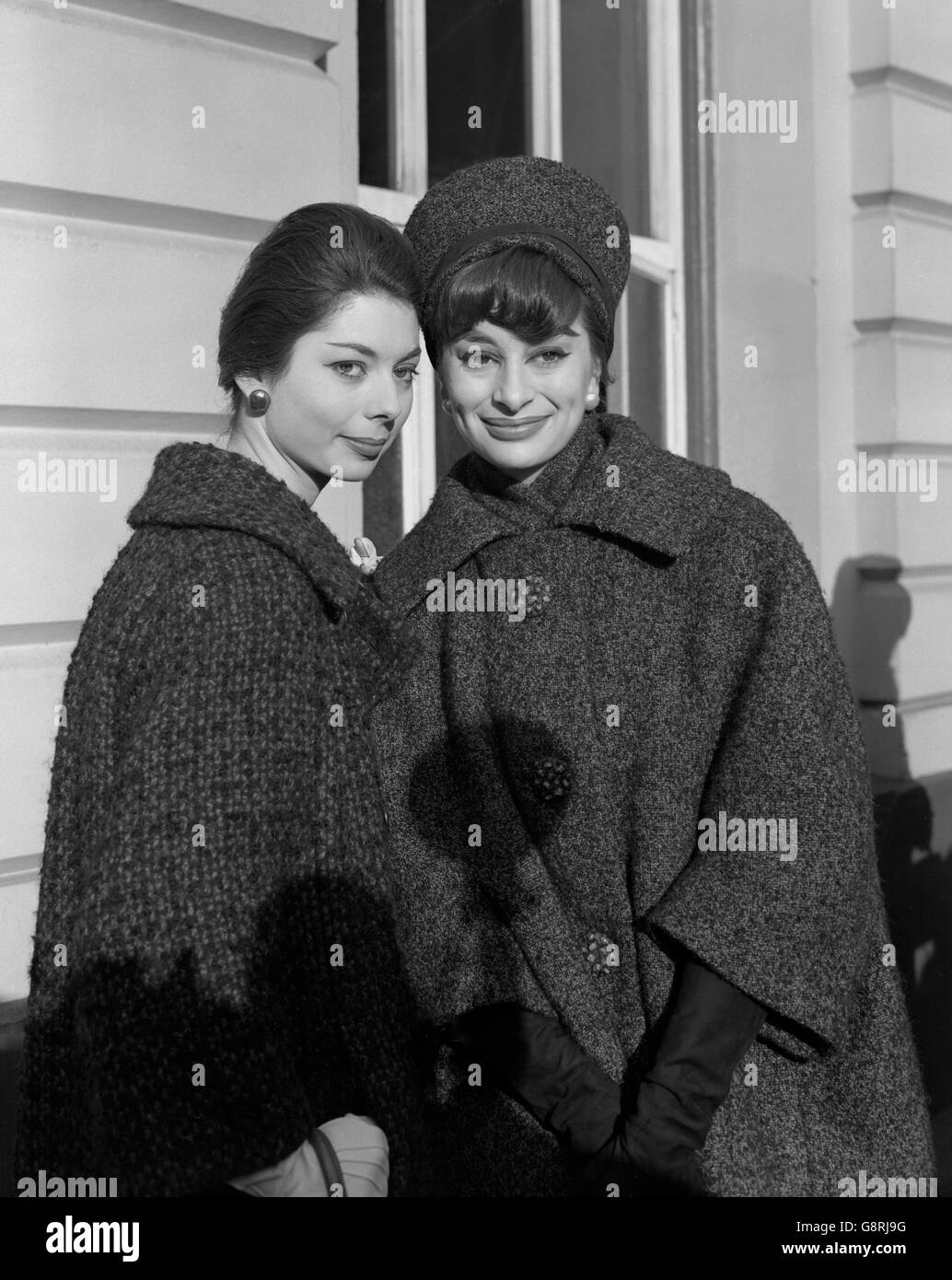 Zwei Christian Dior-Modelle, Jill Wright (l.), aus Woodford, Essex und Christine Tidmarsh, London, Victoria Station, London. Die Modelle sind aus Paris in einer Gruppe von Schaufensterpuppen eingetroffen, die M. Yves St. Laurent, den 22-jährigen Nachfolger des verstorbenen Christian Dior, begleiteten, um die Dior-Kollektion im Blenheim Palace zu zeigen. Die Parade wird von der British Red Cross Society unterstützt. Stockfoto