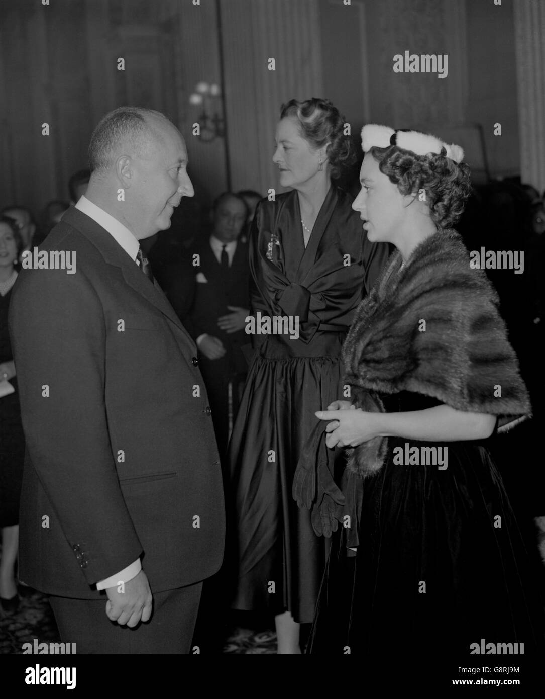 Christian Dior, der Pariser Modedesigner, mit Prinzessin Margaret im Blenheim Palace für eine Präsentation der Paris Winter Collection von Christian Dior, die in Unterstützung der British Red Cross Society stattfand. Der Palast wurde für den Anlass von Herzog und Herzogin von Marlborough verliehen, und die Show wurde von Prinzessin Margaret besucht. Stockfoto