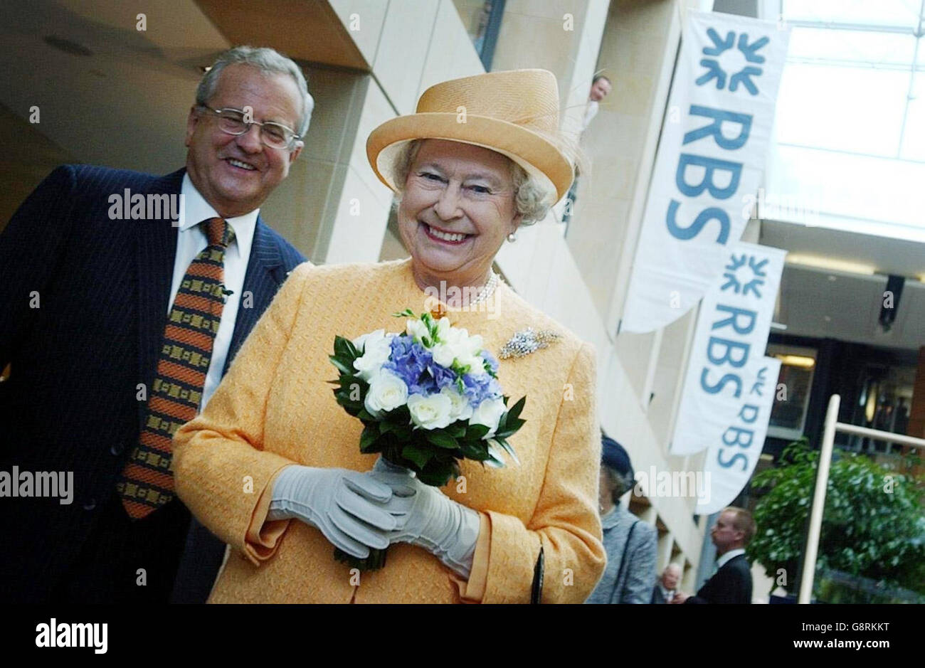 350 Millionen Hauptsitz der Bank of Scotland, Edinburgh, Mittwoch, 14. September 2005. Die Queen, begleitet vom Herzog von Edinburgh, flog mit dem Hubschrauber zur offiziellen Enthüllung des neuen Zweckstützpunktes der Bank. Sir George Mathewson, Vorsitzender der RBS Group, sagte, die Bank sei erfreut, Gastgeber der königlichen Party zu sein und lobte das „herrliche neue Gebäude“. Siehe PA Story ROYAL Bank. DRÜCKEN SIE VERBANDSFOTO. Der Bildnachweis sollte lauten: Danny Lawson/PA/WPA Rota Stockfoto