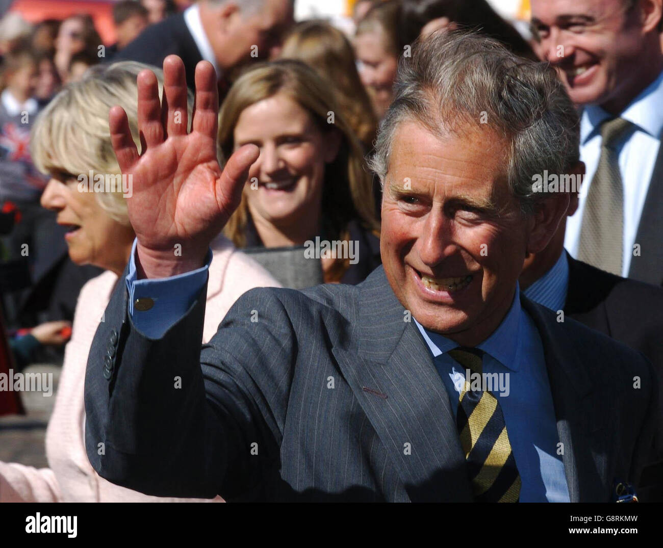 Der Prinz von Wales und die Herzogin von Cornwall winken den Massen bei einem Besuch auf dem Richmond Market, North Yorkshire, Mittwoch, 14. September 2005. DRÜCKEN Sie VERBANDSFOTO. Bildnachweis sollte lauten: John Giles/PA/WPA Rota Stockfoto