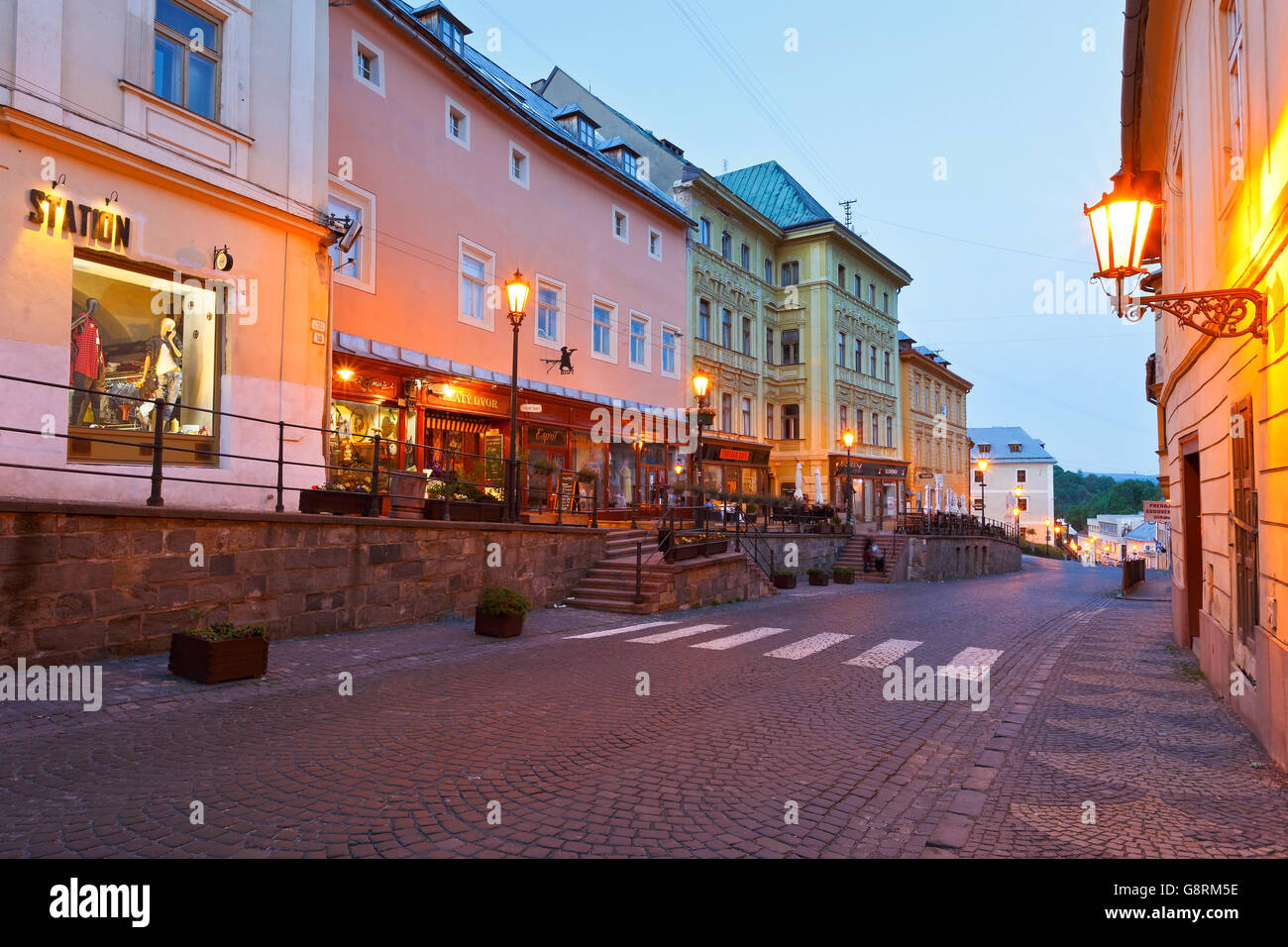 Straße in der alten Stadt Banska Stiavnica, Slowakei. Stockfoto