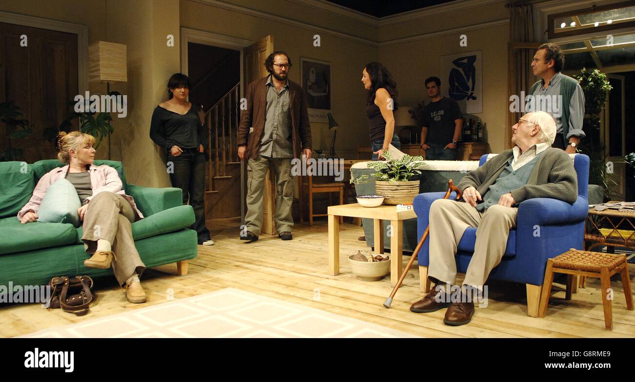 Die Darsteller auf der Bühne (LR) Caroline Gruber (die Rachel spielt