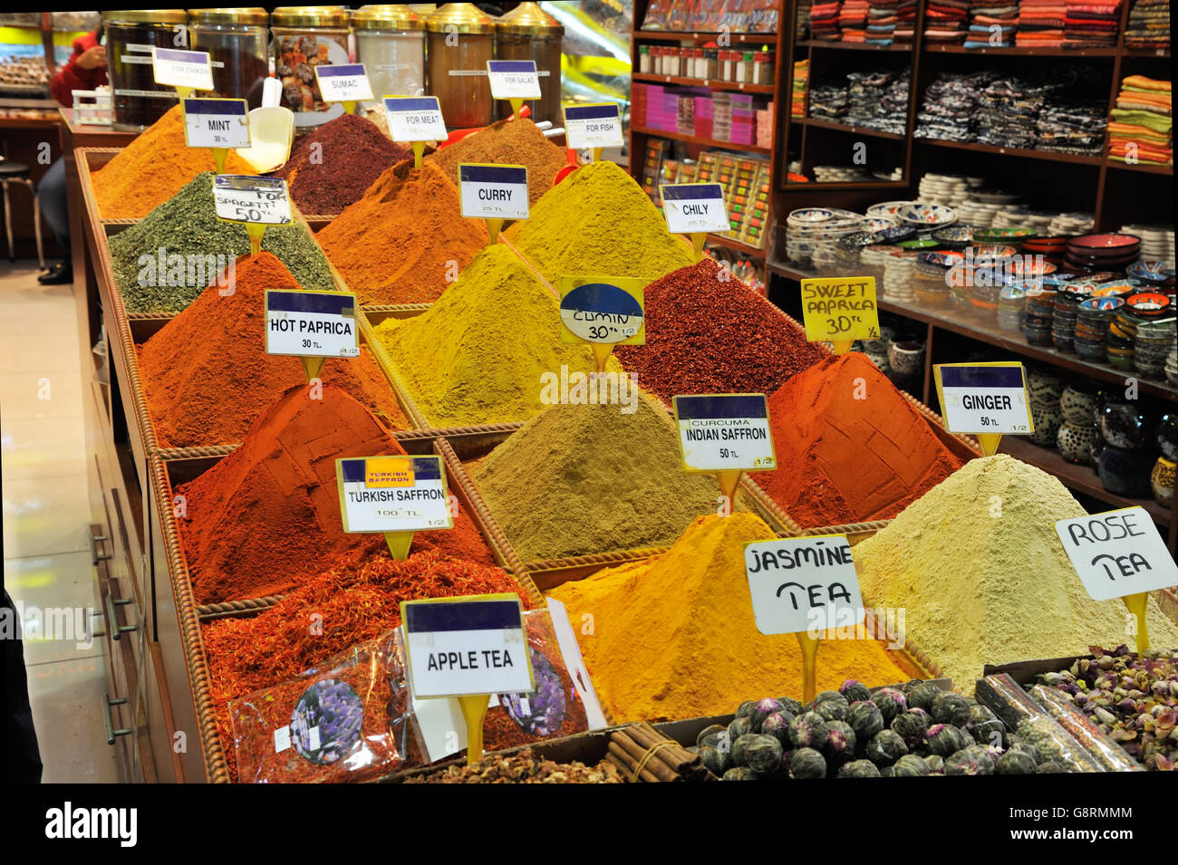 Marktstand mit Gewürzen im großen Basar, Istanbul, Türkei Stockfoto