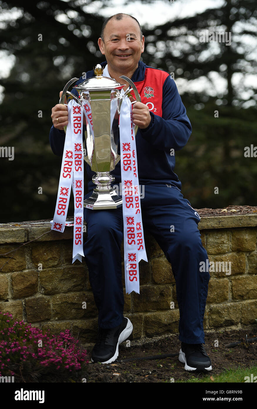 England Cheftrainer Eddie Jones mit der Six Nations Trophy nach der Pressekonferenz im Pennyhil Park, Bagshot. Stockfoto