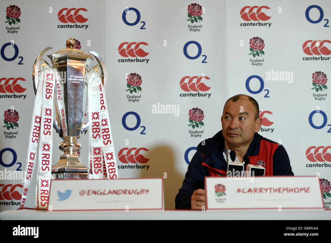 England Pressekonferenz - Pennyhill Park. England-Cheftrainer Eddie Jones mit der Six Nations Trophy während der Pressekonferenz im Pennyhil Park, Bagshot. Stockfoto