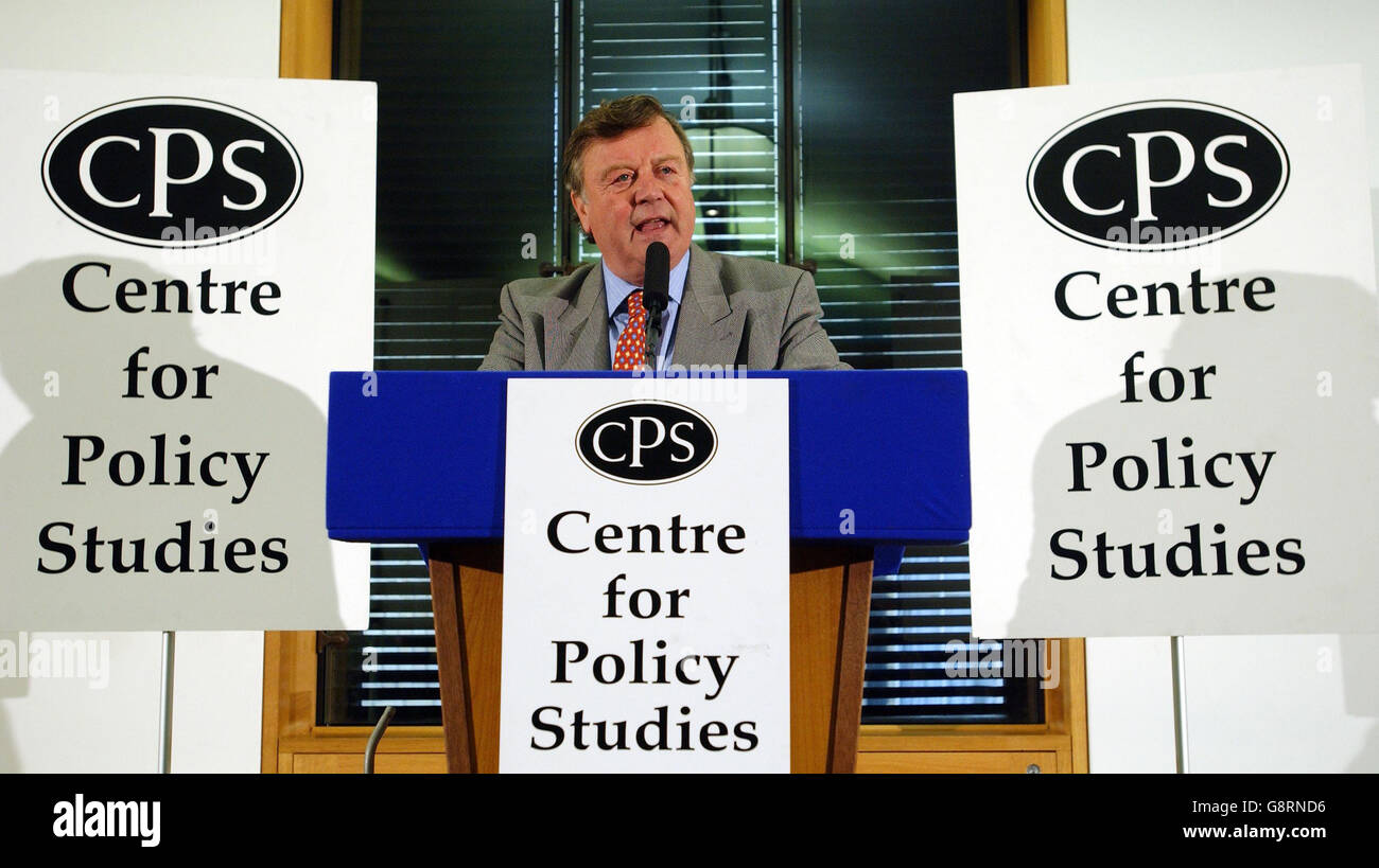 Kenneth Clarke, Kandidat der konservativen Parteiführung, hält am Donnerstag, 15. September 2005, eine Rede vor dem Center for Policy Studies im Portcullis House, Westminster. Er startete einen brandneuen Angriff auf Tony Blair und Gordon Brown und brandmarkt den Premierminister als „diktatorisch“ und den Kanzler als „obsessiven Kontrollfreak“. Der ehemalige Kabinettsminister beschuldigte Blair, das Parlament in die abseits gedrängte Manier zu ziehen und sich bei der Politikberatung auf eine nicht gewählte Gefolgschaft von Beratern und nicht auf Minister zu verlassen. Siehe PA Geschichte POLITIK Tories. DRÜCKEN SIE VERBANDSFOTO. Das Foto sollte lauten: John Stillwell/PA Stockfoto