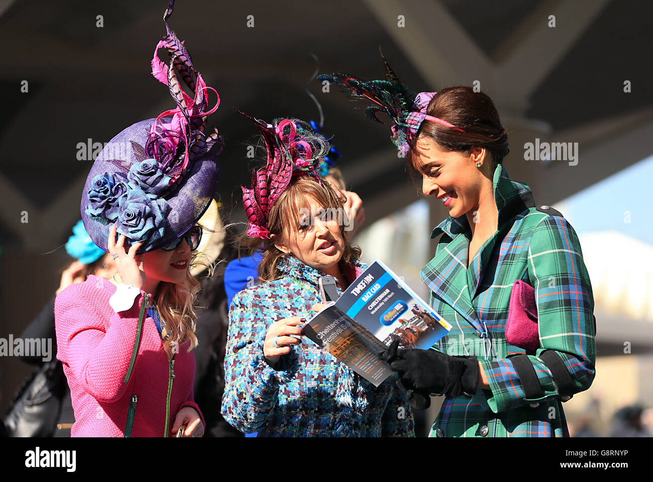 Weibliche Rennfahrerinnen mit Hüten beim Ladies Day des Cheltenham Festivals 2016 auf der Pferderennbahn Cheltenham. Stockfoto