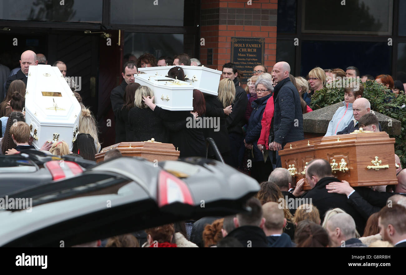 Die Särge werden in die Kirche der Heiligen Familie, Ballymagroarty in Londonderry, für die Beerdigung der fünf Menschen getragen, die getötet wurden, als ihr Auto in Co Donegal von einem Gleis rutschte. Stockfoto Die Särge werden in die Kirche der Heiligen Familie, Ballymagroarty in Londonderry, für die Beerdigung der fünf Menschen getragen, die getötet wurden, als ihr Auto in Co Donegal von einem Gleis rutschte. Stockfoto