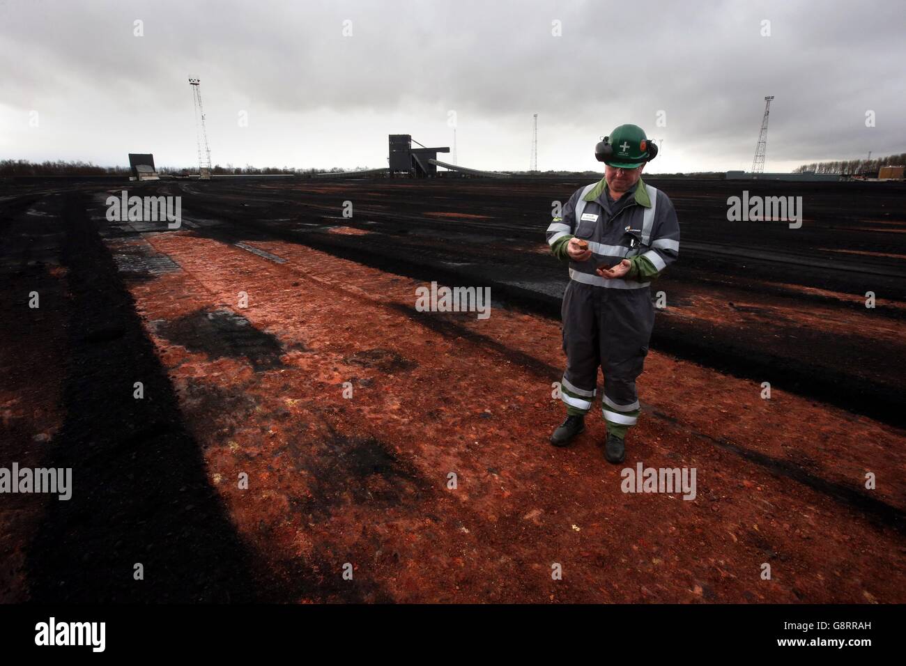 Willie Ferguson, Arbeiter im Kraftwerk Longannet in Fife, steht auf der blaize, die seit 50 Jahren mit Kohle bedeckt ist, da die Generatoren des Kraftwerks zum letzten Mal abgeschaltet wurden. Stockfoto