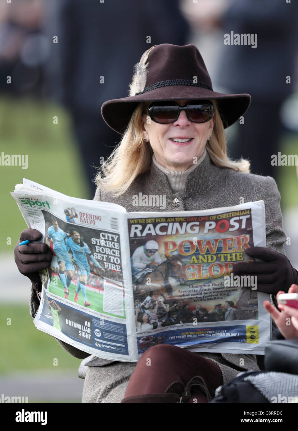 Rennfahrer überprüfen das Formular während des Champion Day des Cheltenham Festivals 2016 auf der Pferderennbahn Cheltenham. Stockfoto