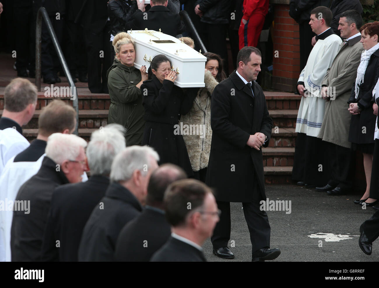 Louise James (vorne links), die ihren Partner, zwei Söhne, Schwester und Mutter verloren hat, trägt einen Sarg aus der Kirche der Heiligen Familie, Ballymagroarty in Londonderry, nach der Beerdigung der fünf Menschen, die getötet wurden, als ihr Auto in Co Donegal von einem Gleis rutschte. Stockfoto