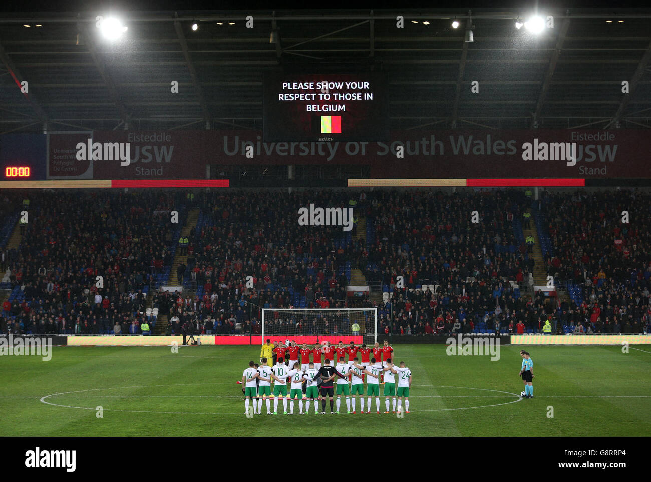 Wales' und Nordirland (hinter der Kamera) posieren für eine Minute Stille in Erinnerung an die belgischen Terroranschläge während der Internationalen Freundschaftstadionation im Cardiff City Stadium, Cardiff. Stockfoto