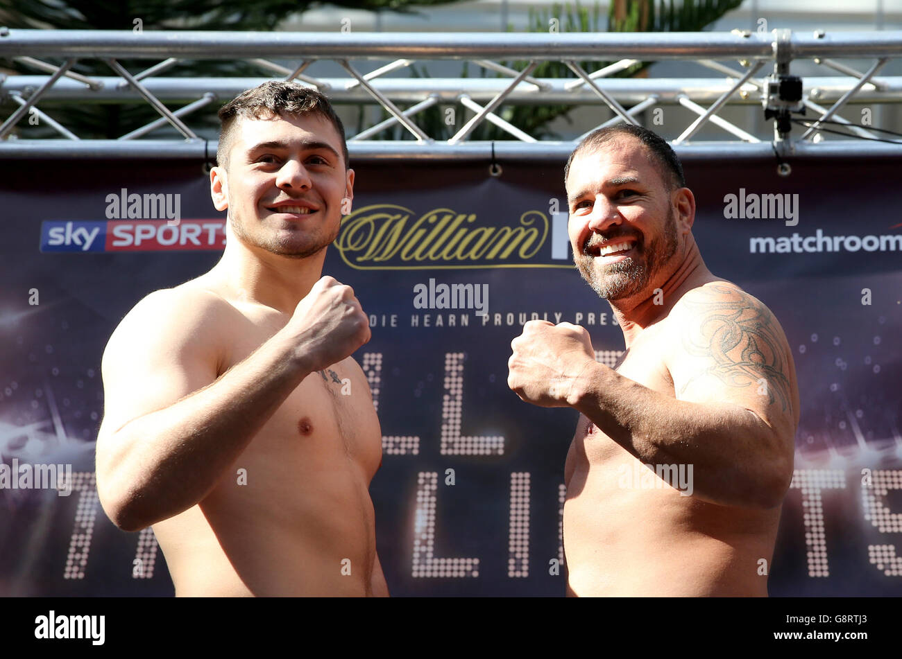 David Allen (links) und Jason Gavern während der Einwaage in den Winter Gardens, Sheffield. Stockfoto