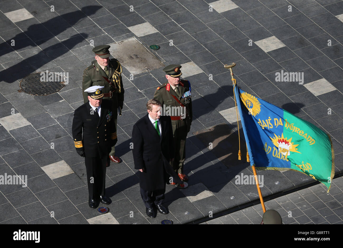 Taoiseach Enda Kenny (Front) inspiziert die Ehrengarde beim GPO, bevor die Militärparade im Rahmen der gedenkfeiern zum 100. Osteraufstand 1916 in Dublin stattfindet. Stockfoto