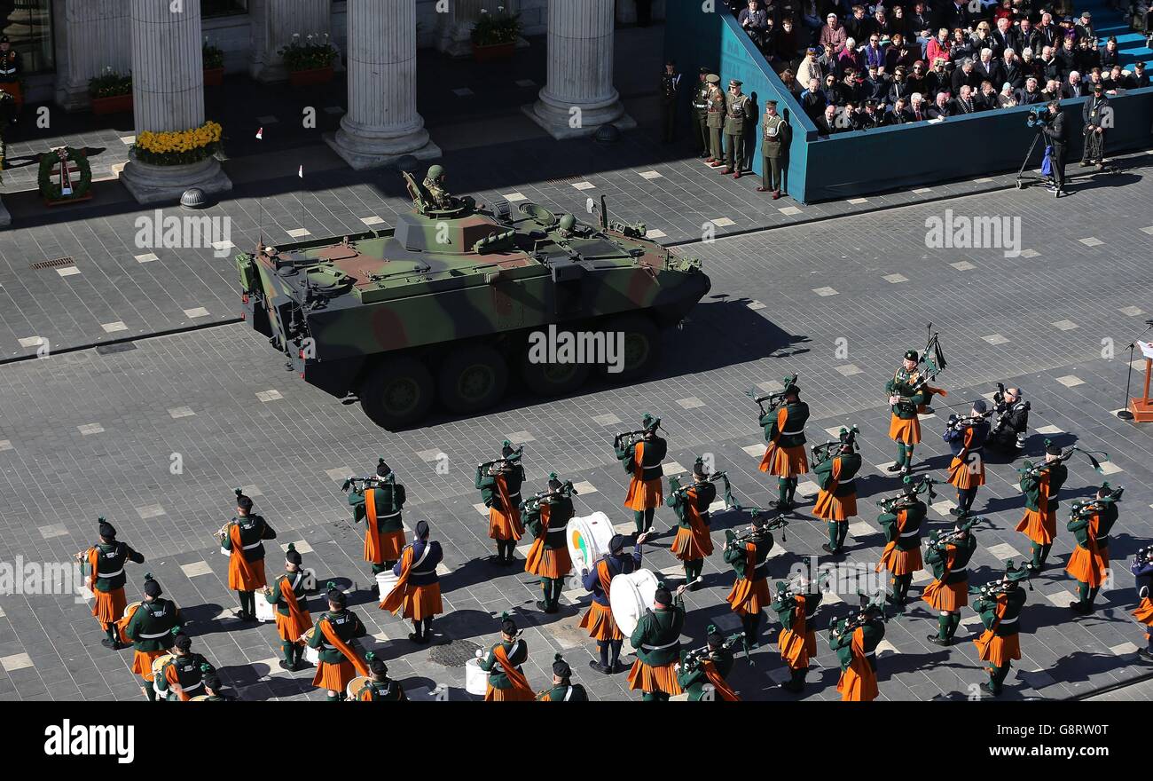 Die größte Militärparade in der Geschichte des Staates passiert die GPO als Teil der 1916 Osteraufstands Hundertjahrfeier in Dublin. Stockfoto