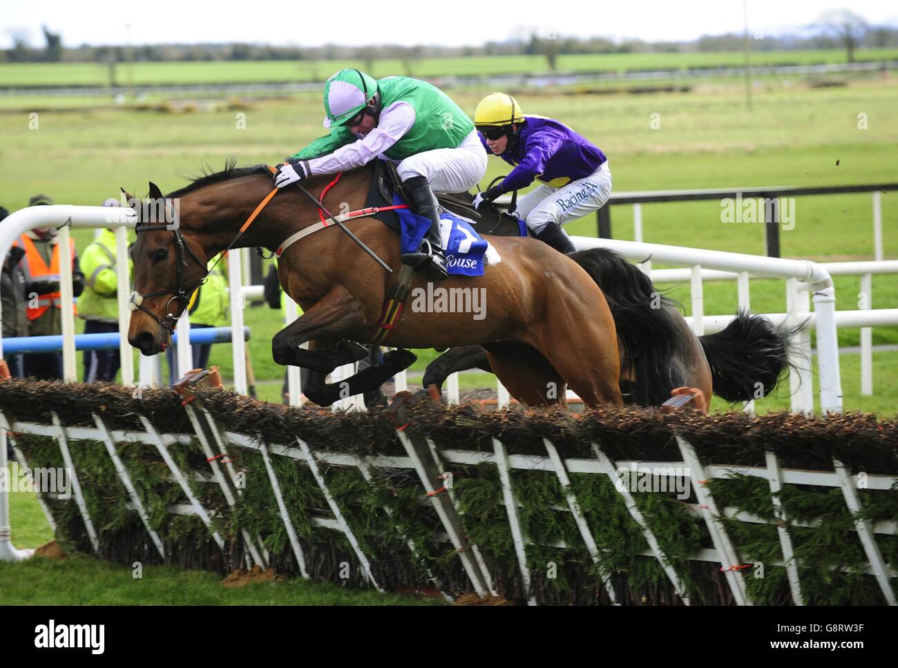 Drei Weise Männer von Noel Fehily geritten springen die letzten, um die Cusacks Hotel Maiden Hürde während des ersten Tages des Osterfestivals auf Fairyhouse Racecourse, Co. Meath, Irland zu gewinnen. Stockfoto
