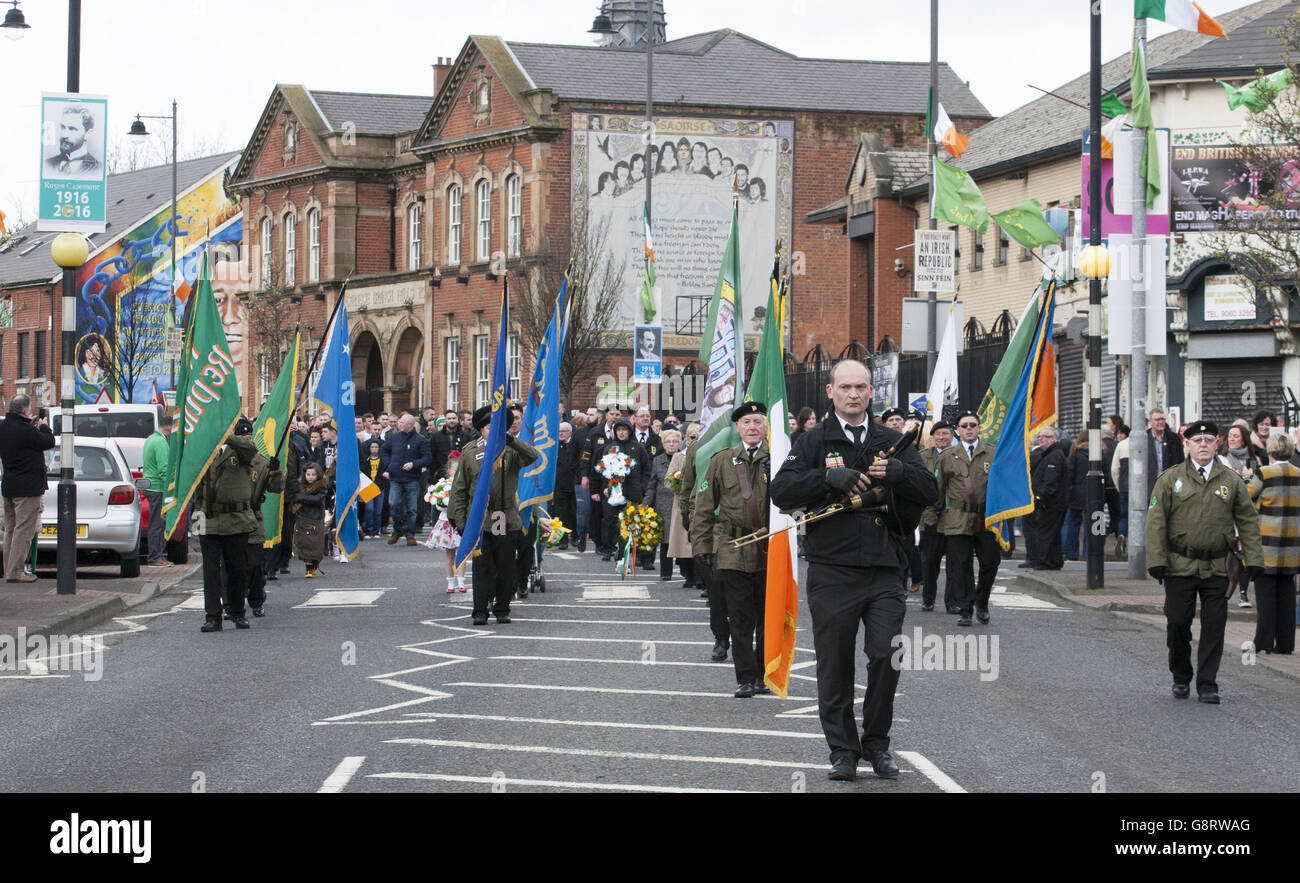 Irish Republicans of D Company marschieren entlang der Falls Road während der Sinn Fein Gedenkfeier anlässlich des 1916. Jahrestages des Osteraufstands in Belfast. Stockfoto