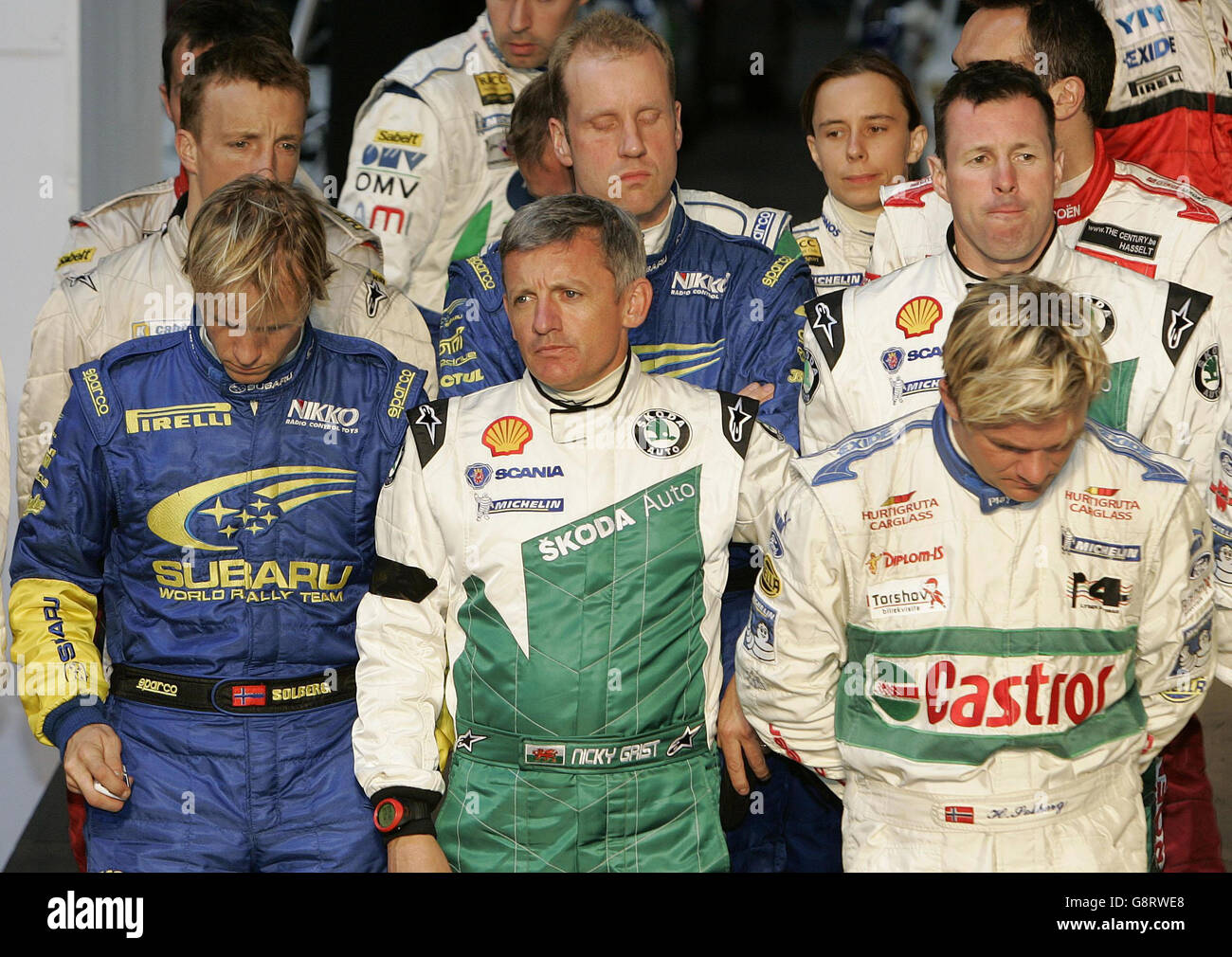 Die Rallyefahrer Henning Solberg (unten rechts), Colin McRae (oben rechts), Petter Solberg (unten links) und die Mitfahrer Nicky Grist (vorne in der Mitte) und Philip Mills (oben in der Mitte) beobachten eine Minuten Stille im Millennium-Stadion für den Tod von Michael Park am Ende der Rallye Großbritannien in Wales, Sonntag, 18. September 2005. Markko Martins Co-Fahrer Park starb bei einem Unfall in ihrem Peugeot 307 WRC auf der Margam Park-Etappe der Rallye. Siehe PA Story AUTO Rally Death. DRÜCKEN SIE VERBANDSFOTO. Bildnachweis sollte lauten: PA. Stockfoto