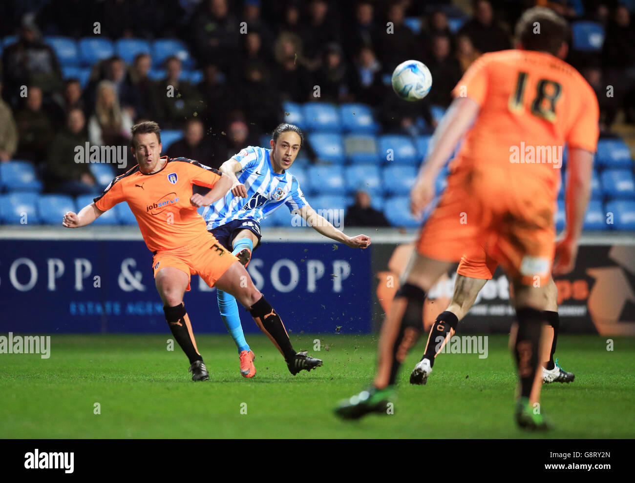 Jodi Jones von Coventry City überquert den Ball in den Strafraum Nicky Shorey von Colchester United Stockfoto