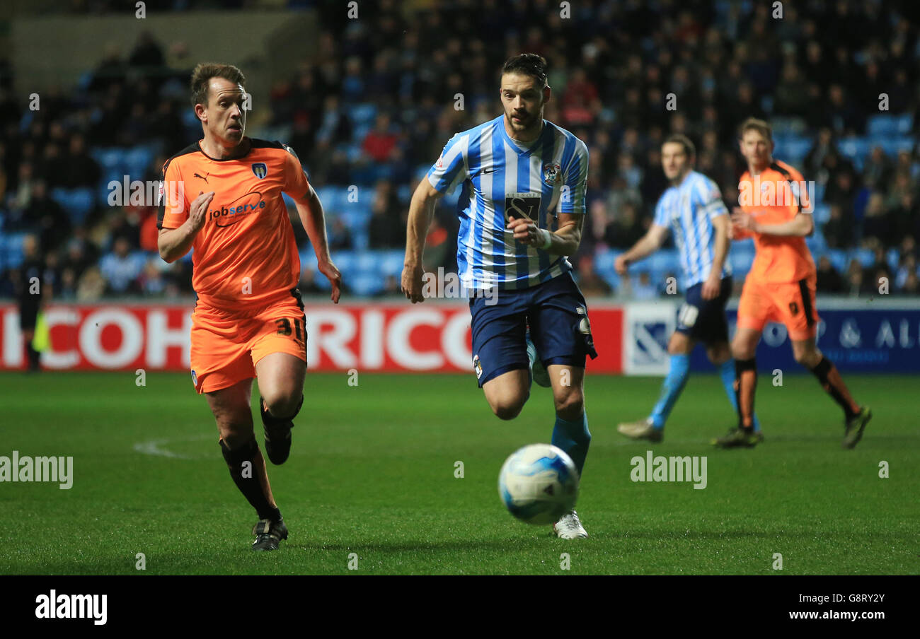 Coventry City / Colchester United - Sky Bet League One - Ricoh Arena. Aaron Martin von Coventry City und Nicky Shorey von Colchester United jagen den losen Ball Stockfoto