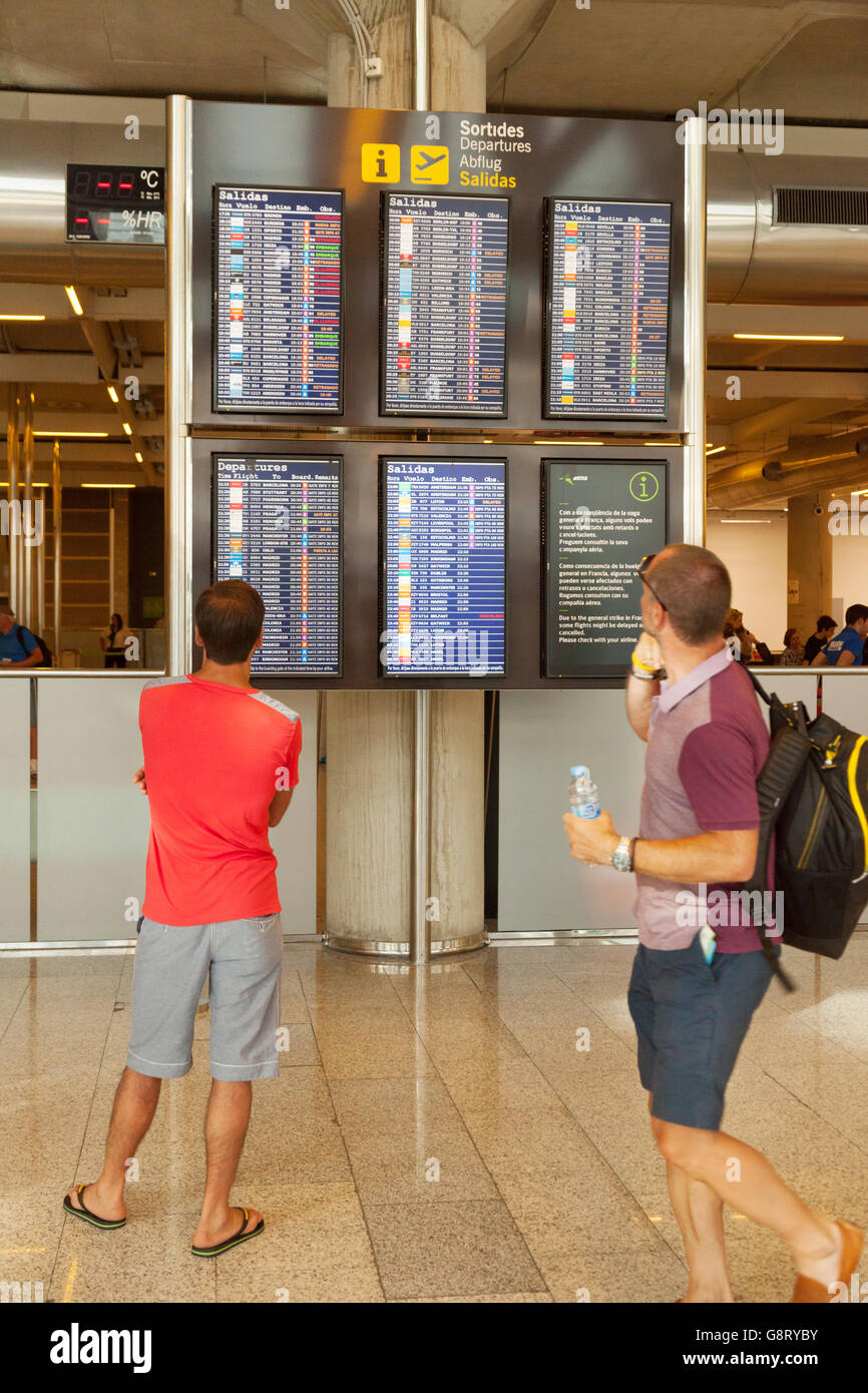 Menschen betrachten Flugtafel Abflug, Flughafen Palma Mallorca Spanien Europa Stockfoto