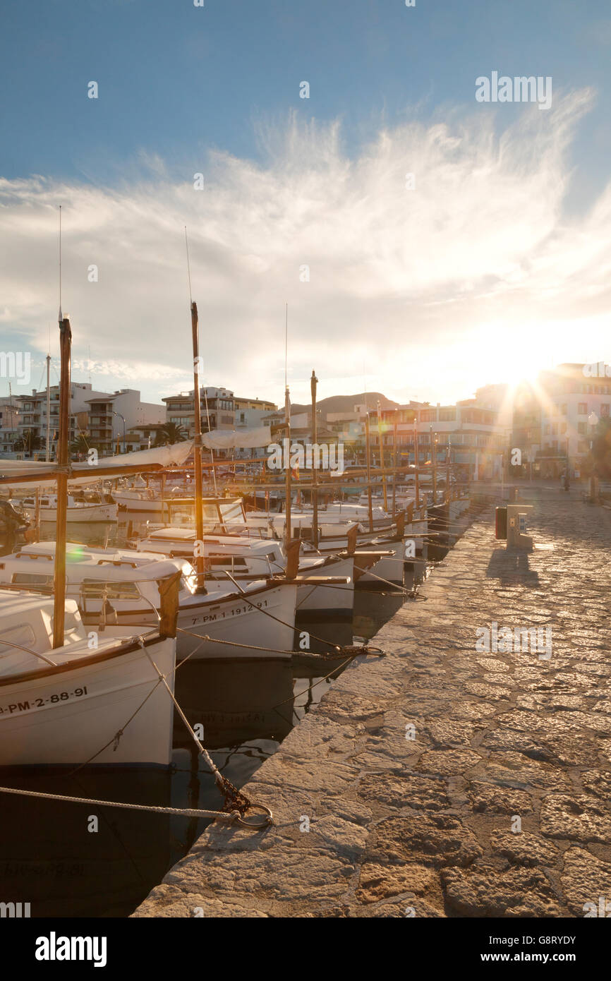 Traditionelle Fischerboote vertäut im Hafen bei Sonnenuntergang, Puerto Pollensa, Mallorca, Balearen-Spanien-Europa Stockfoto