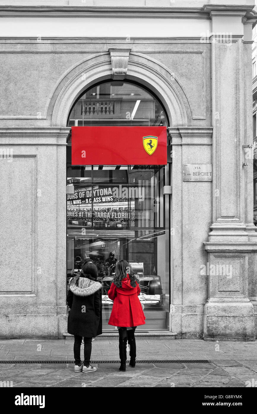 Italien, Mailand, Ferrari-Schaufenster Stockfoto