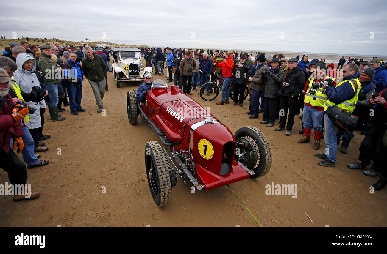 Malcolm Page fährt den Sunbeam Tiger am Ainsdale Beach, Merseyside, als Teil des Southport's 2016 Festival of Speed, um den 90. Jahrestag des Brechens des Land-Geschwindigkeitsrekordes zu feiern, am Strand, als er von Sir Henry Segrave mit einer Geschwindigkeit von 156 km/h gefahren wurde. Stockfoto