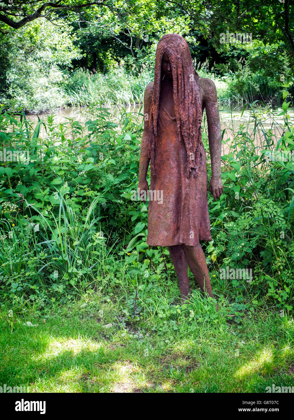 Statue einer jungen Dame in der großzügig Michelham Priorei rosten Stockfoto