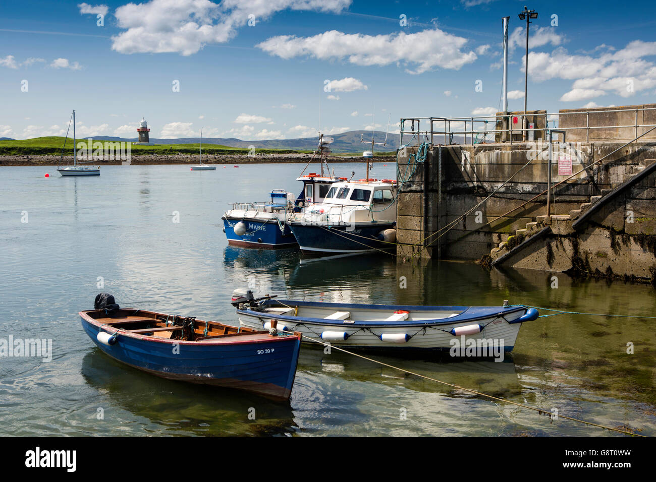 Irland, Co. Sligo, Rosses Point, Fischerboote im Hafen gegenüberliegenden Coney Island Stockfoto