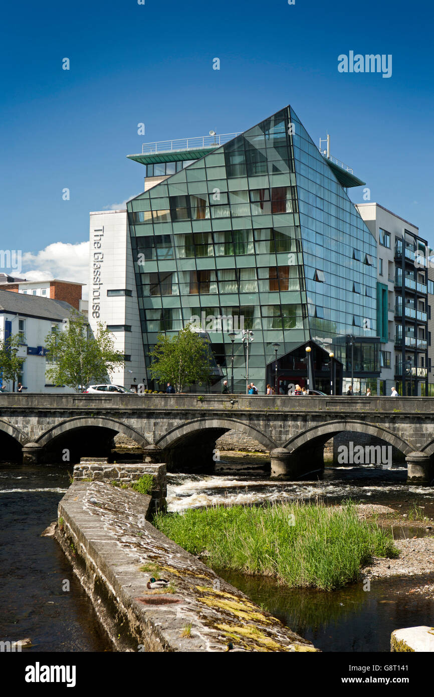 Irland, Co. Sligo, Sligo, Glasshouse Hotel und Hyde Brücke über den Fluss Garavogue Stockfoto