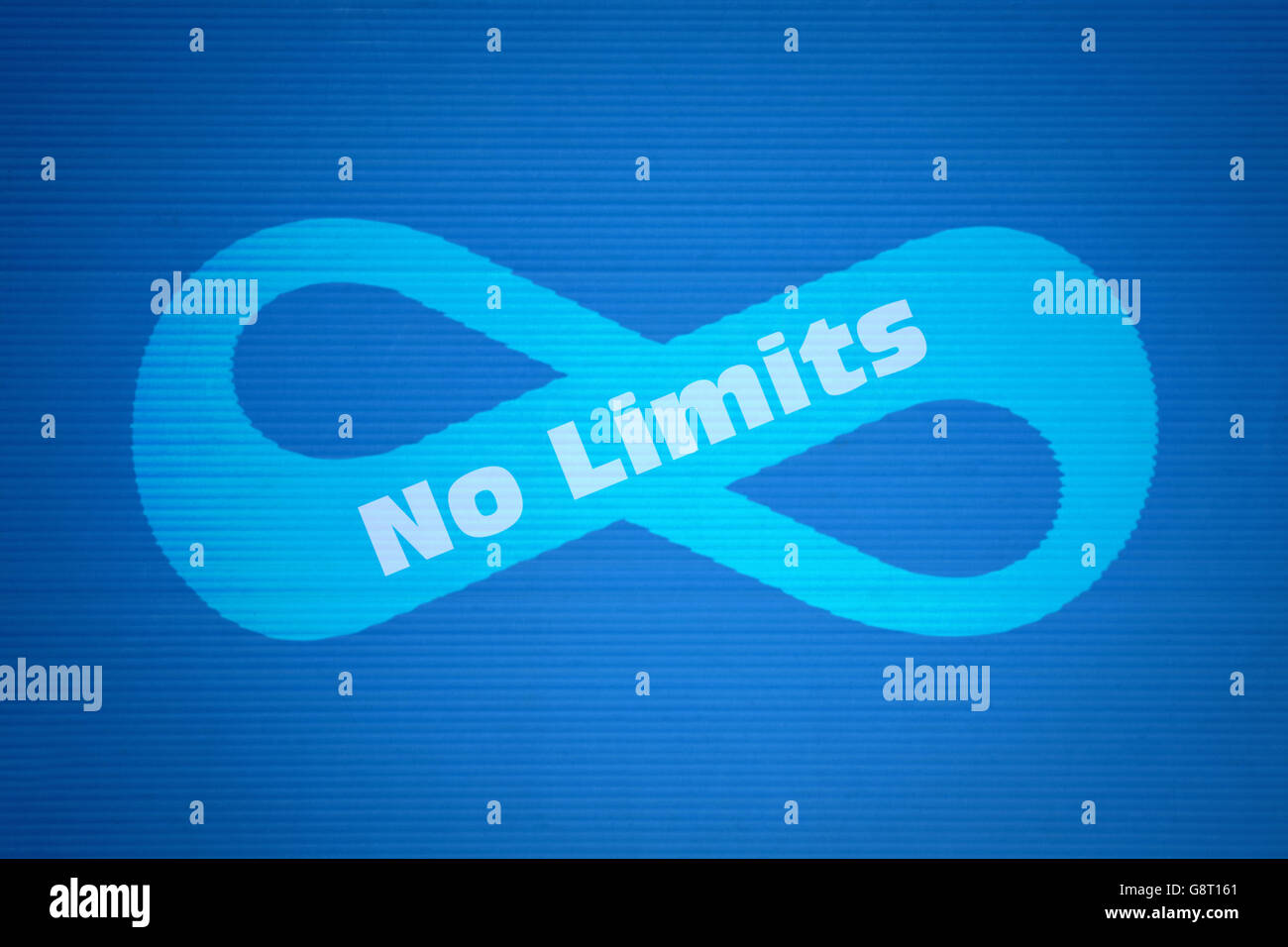 Mathematisches Symbol der Unendlichkeit und Text No Limits auf blauem Hintergrund Stockfoto