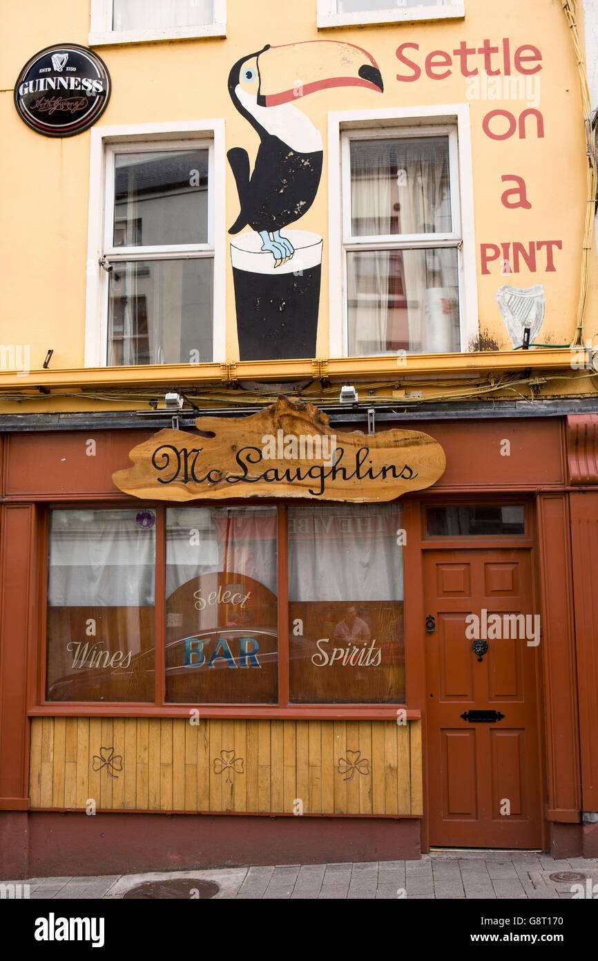 Irland, Co. Sligo, Sligo, Market Street, McLaughlin es Bar mit bemalten Guinness Regeln auf ein Pint-Anzeige oben Stockfoto