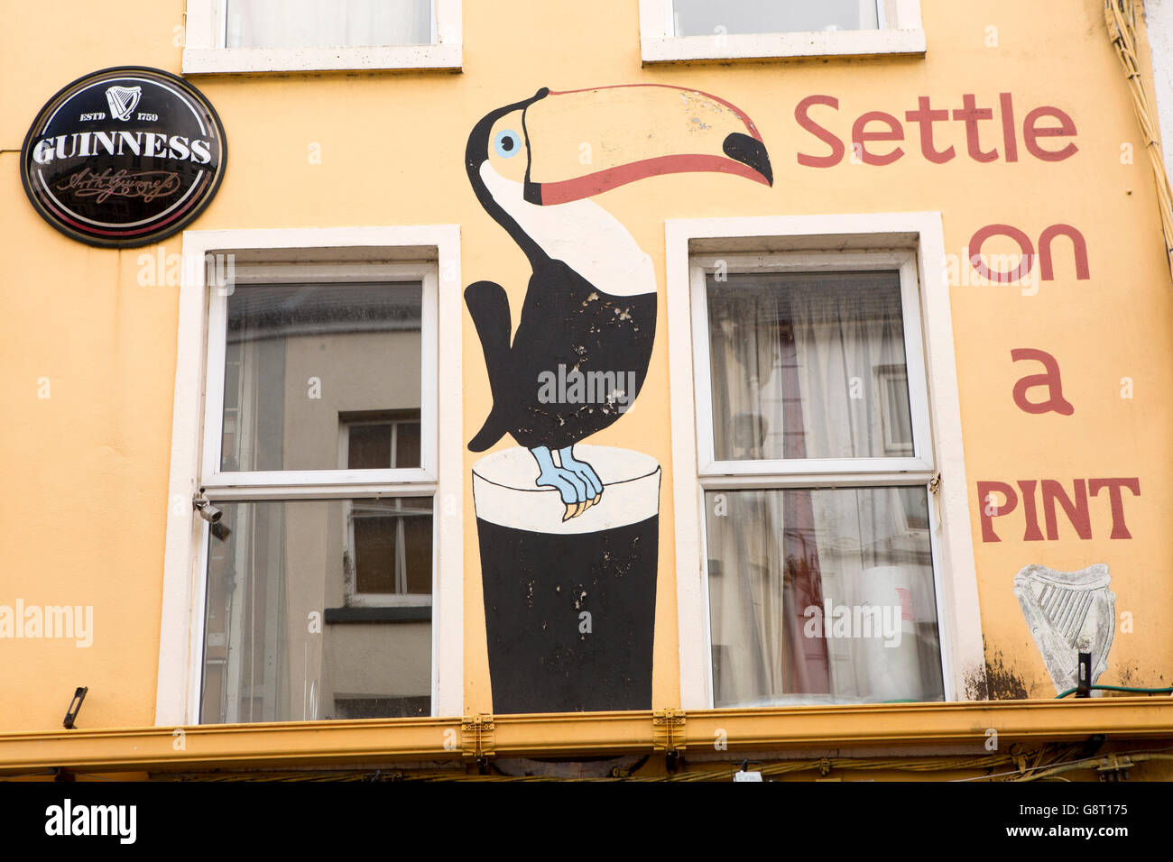 Irland, Co. Sligo, Sligo, Market Street, McLaughlin es Bar mit bemalten Guinness Regeln auf ein Pint-Anzeige oben Stockfoto