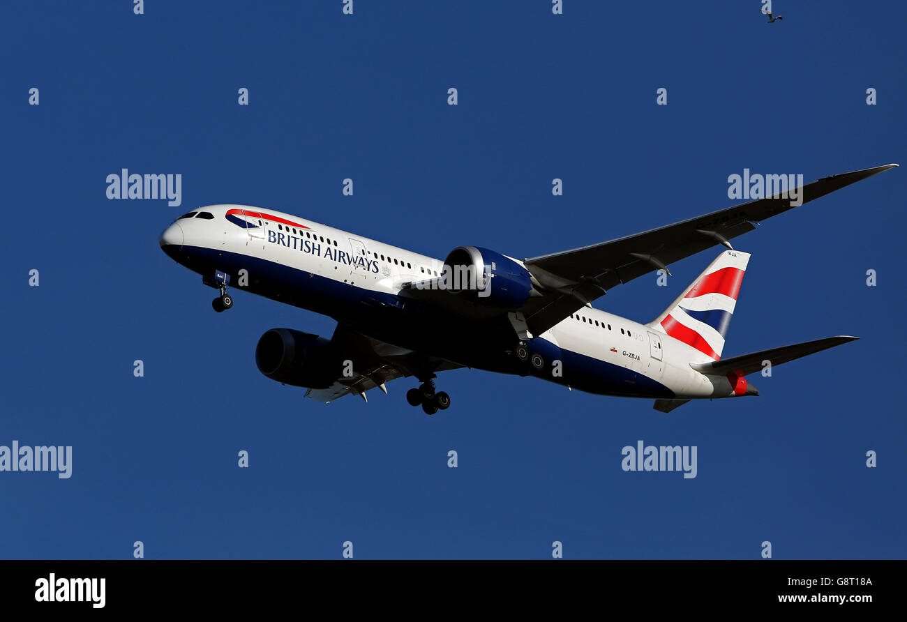 Flugzeug Stock - Flughafen Heathrow. Ein Boeing 787-8 Dreamliner von British Airways mit der Registrierung G-ZBJA landet in Heathrow Stockfoto