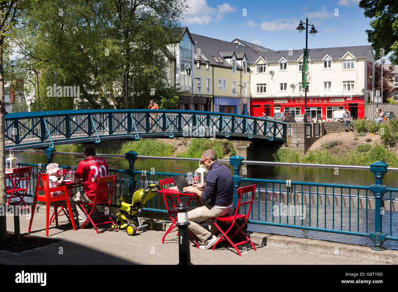 Irland, Co. Sligo, Sligo, Rock Holz Parade, al Fresco Diners neben Fußgängerbrücke über den Fluss Garavogue Stockfoto