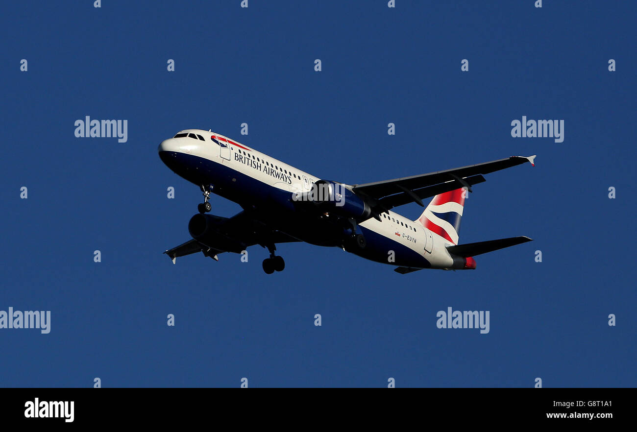 Flugzeug Stock - Flughafen Heathrow. Ein Airbus A320-232 von British Airways mit der Registrierung G-EUYN landet in Heathrow Stockfoto