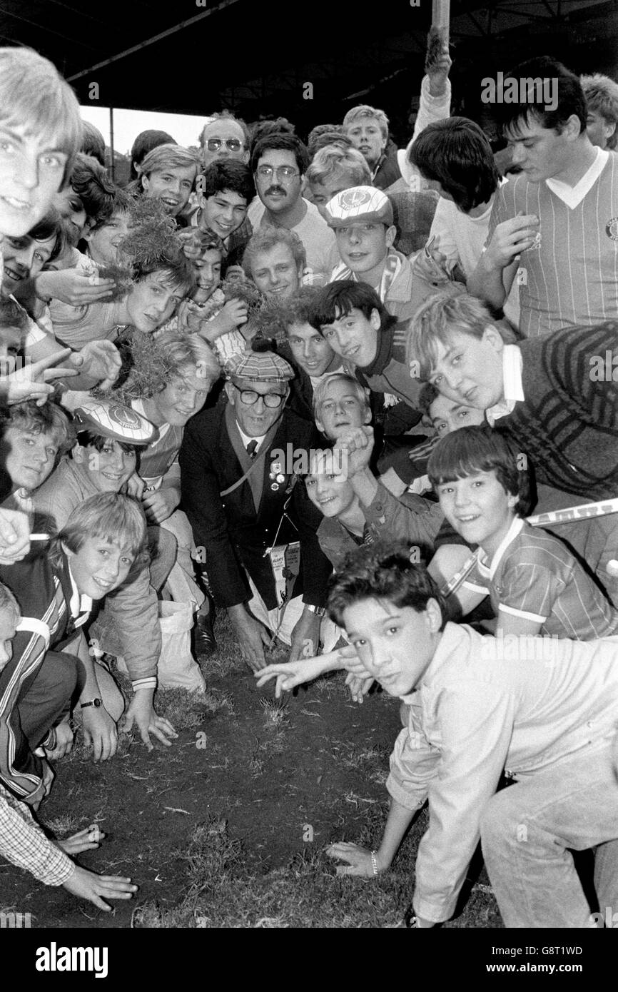 Charlton Athletic-Fans, darunter der 63-jährige William Hopper aus Peckham (c), zerreißen Grasbrocken als Andenken, nachdem ihr Team ihr letztes Spiel im Valley gespielt hat, bevor es zum Selhurst Park umgezogen ist Stockfoto