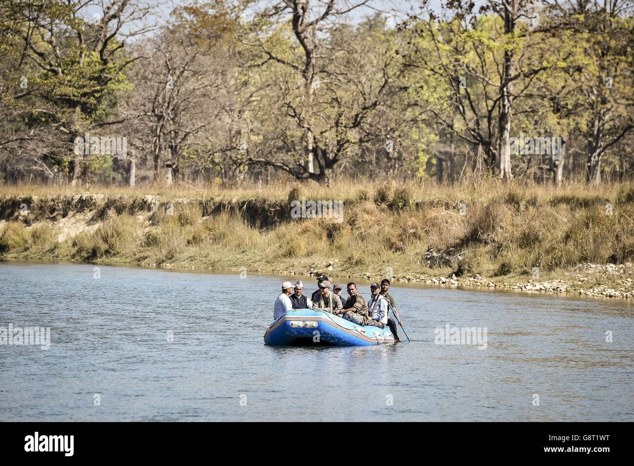 Prinz Harry rast den Fluss entlang, der im Bardia National Park in Nepal läuft, auf seiner königlichen Tour durch das von Erdbeben im Jahr 2015 heimgesuchte Land. Stockfoto