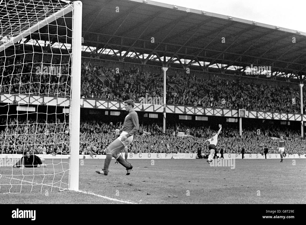 Fußball - Weltmeisterschaft England 1966 - Halbfinale - Westdeutschland / UdSSR - Goodison Park. Helmut Haller (8) aus der Bundesrepublik feiert nach dem Eröffnungstreffer am UdSSR-Torwart Lew Yashin (l) Stockfoto