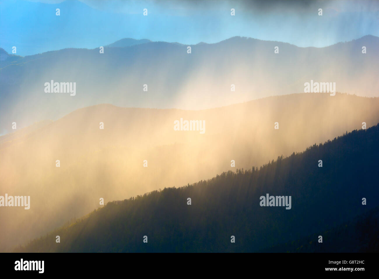 Vorfrühling in Bergen Karpaten. Licht durch die Wolken. Zurückhaltend Stockfoto