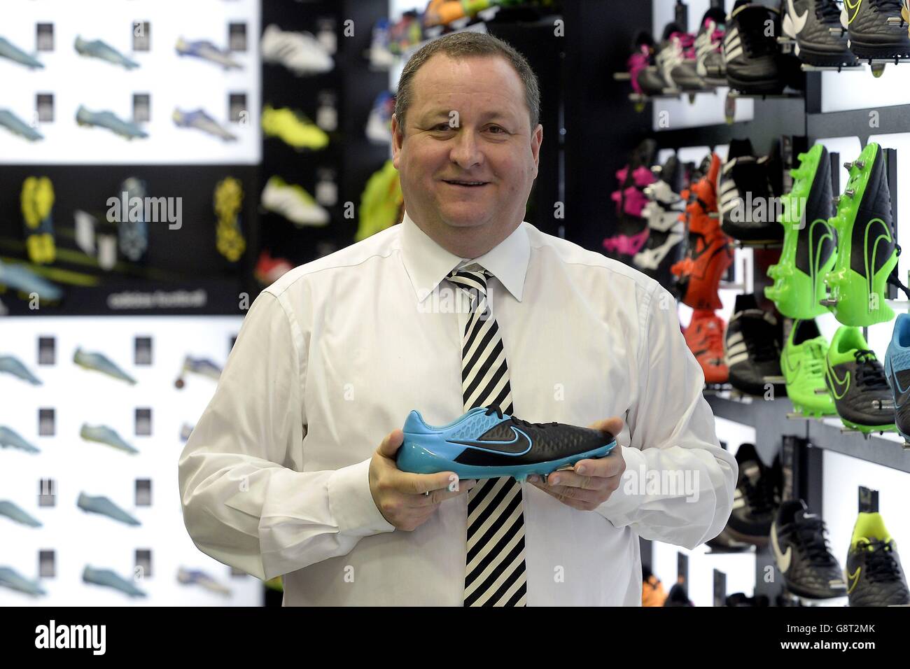 Mike Ashley, Gründer von Sports Direct, im Einzelhandelsgeschäft bei einer Tour durch das Hauptquartier von Sports Direct in Shirebrook, Derbyshire. Stockfoto