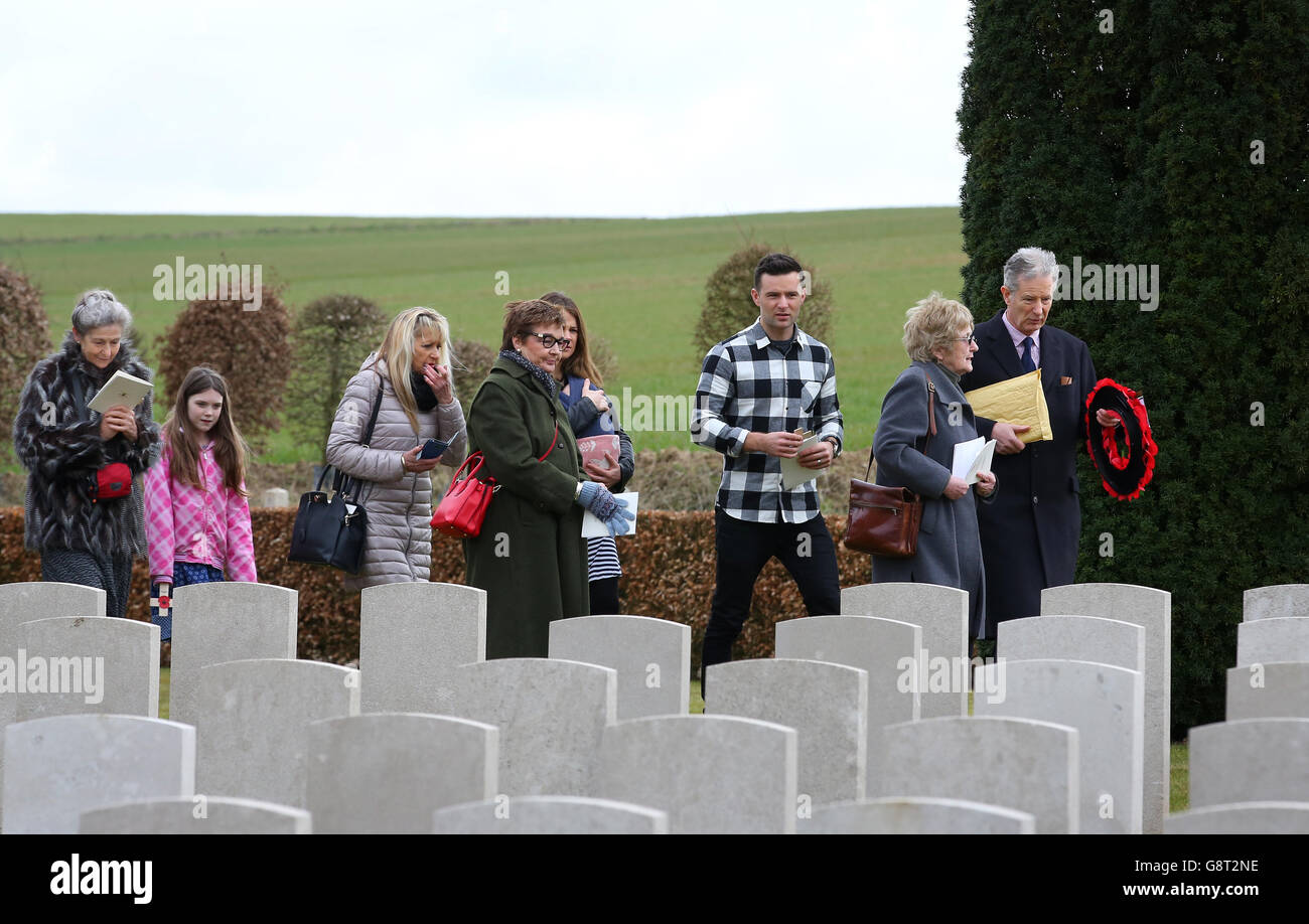 Der Musiker Harry Judd (Dritter von rechts) kommt mit Familienangehörigen zur Wiederweihungszeremonie seines Großonkels, des Reverend Alan Judd MC, auf dem 15. Ravine British Cemetery in Villers-Plouich, Frankreich. Stockfoto