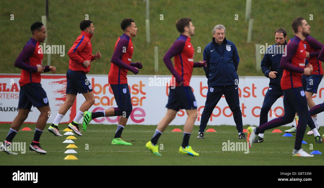 England Manager Roy Hodgson (blau) beobachtet seine Spieler während einer Trainingseinheit im St. George's Park, Burton. Stockfoto