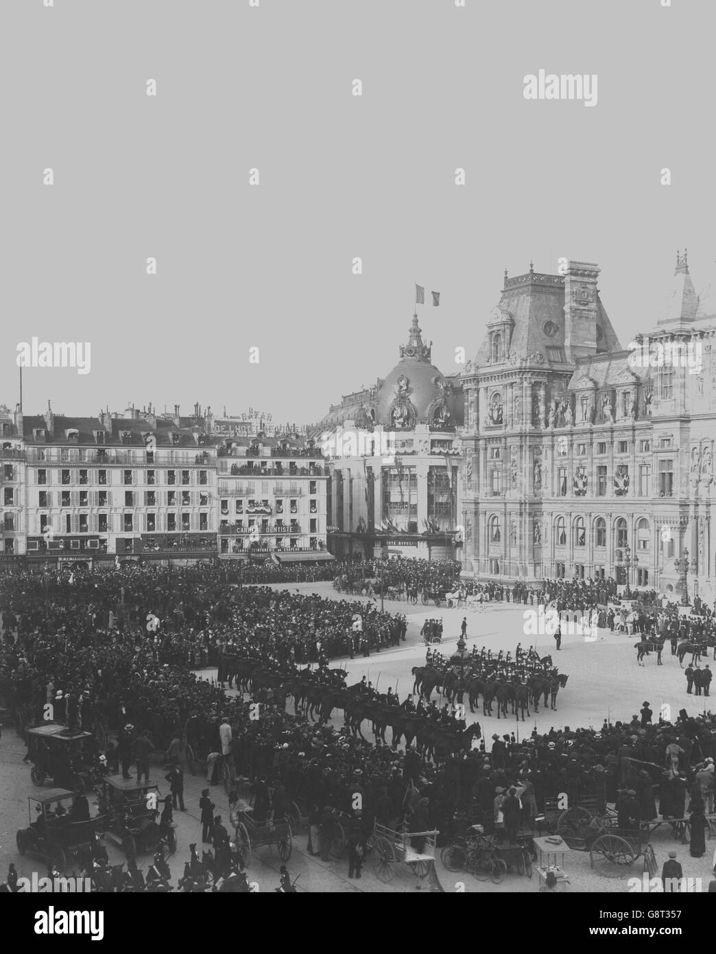 Gesamtansicht der königlichen Prozession in der Nähe des Hotel de Ville in Paris. Stockfoto